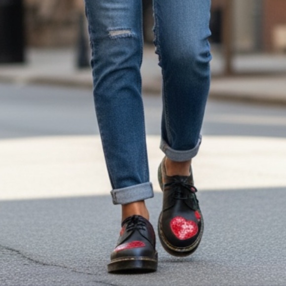 Dr. Martens Shoes - DR. MARTENS” 1461 “SEQUIN HEARTS” (BLACK / RED) 🇬🇧❤️